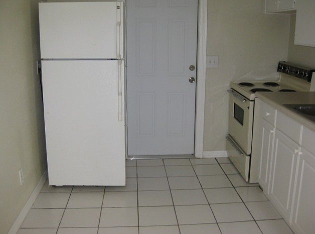 2nd image of 6810 S Juanita St