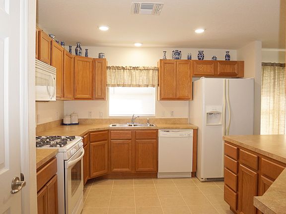 Open Kitchen w/Breakfast Bar
