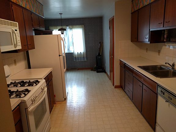 Kitchen w/ Updated Appliance