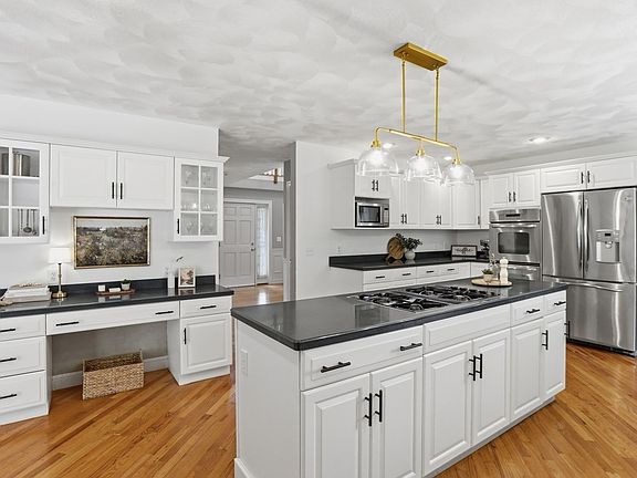 4th image of 4 Farnham Cir