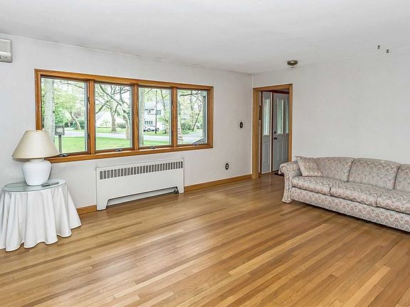 4th image of 455 Lombardy Blvd
