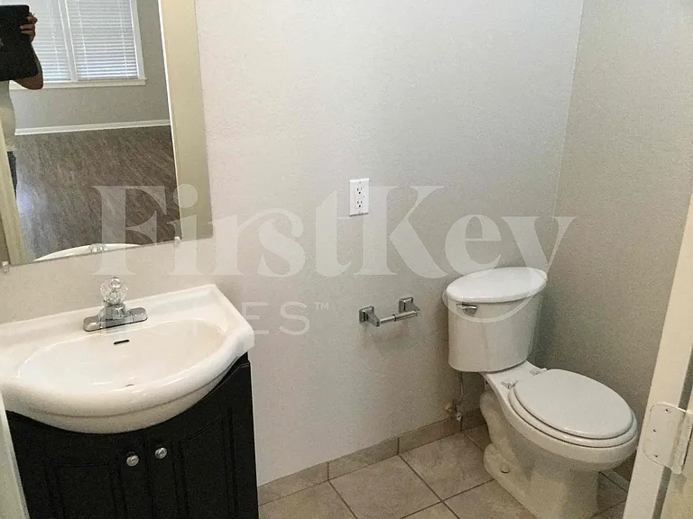 1108 W Camp Cir — Photo 11