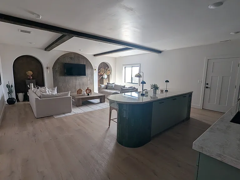 1094 W Marigold Dr — Photo 3