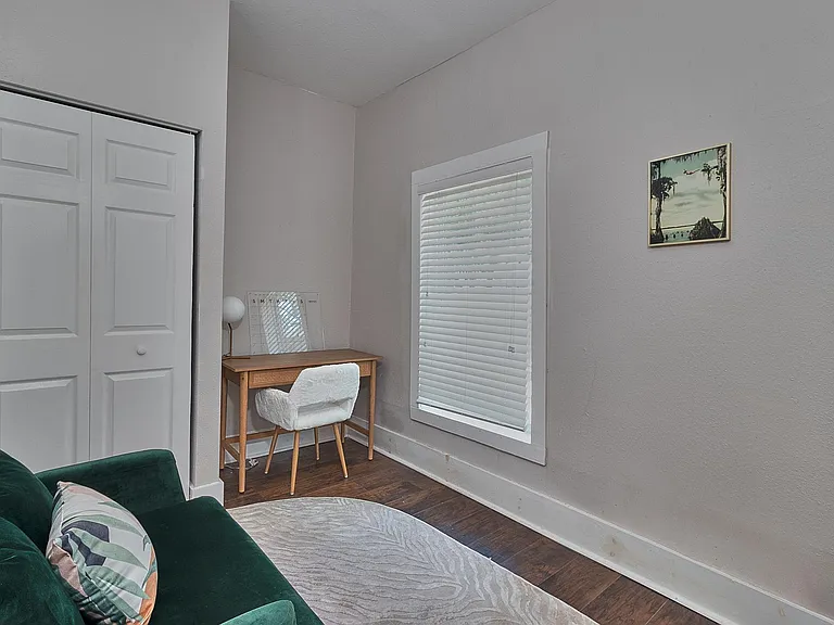 811 E Genesee St — Photo 27
