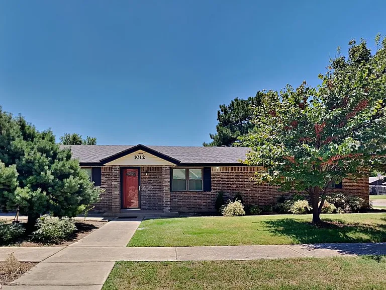 1012 SE 8th St — Photo 3