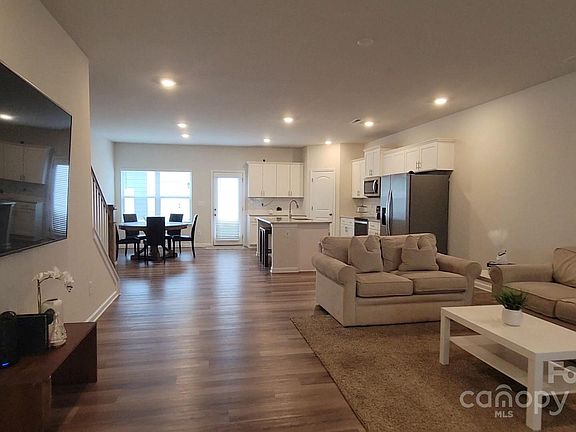 5th image of 450 Sagecroft Ln