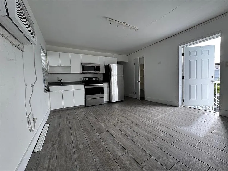 7910 Abbott Ave #6 — Photo 4