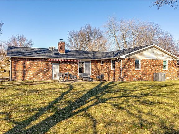 3rd image of 813 Park Hills Dr