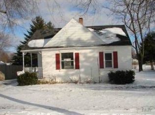 707 S Line St, Chesaning, MI 48616
