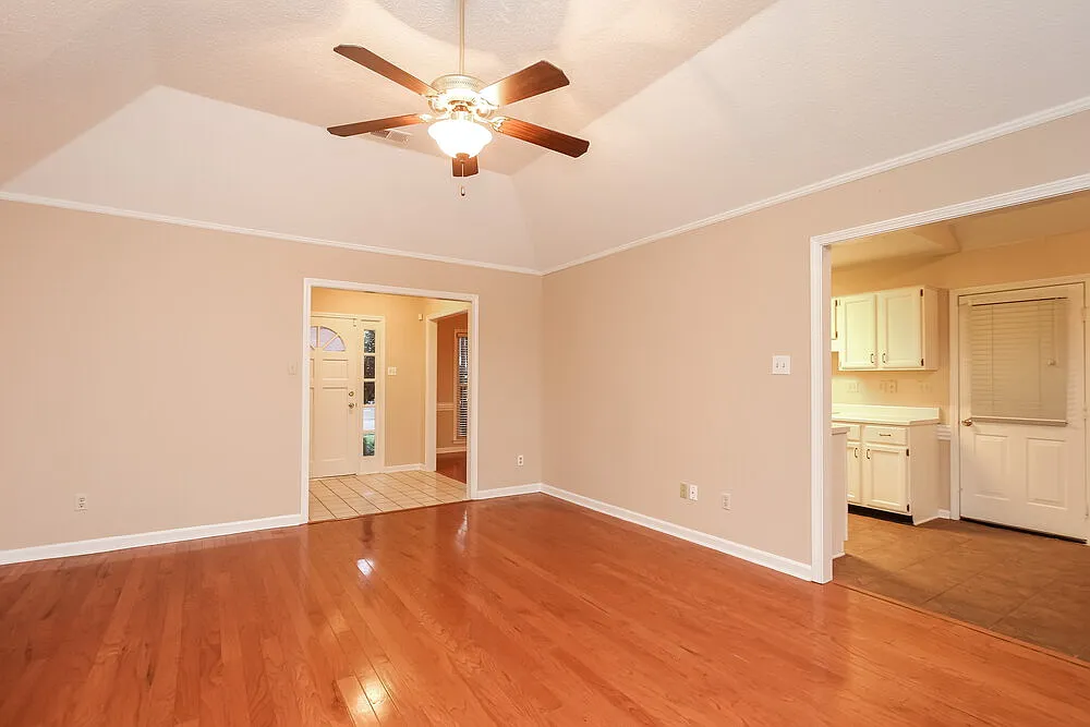 5 bed, 3.0 bath, 2052 sqft, $2,165 — Photo 2