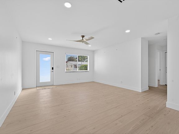 4th image of 2095 SW 14 Avenue SW