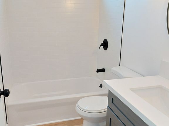 5th image of 2455 Corinth Ave APT 201