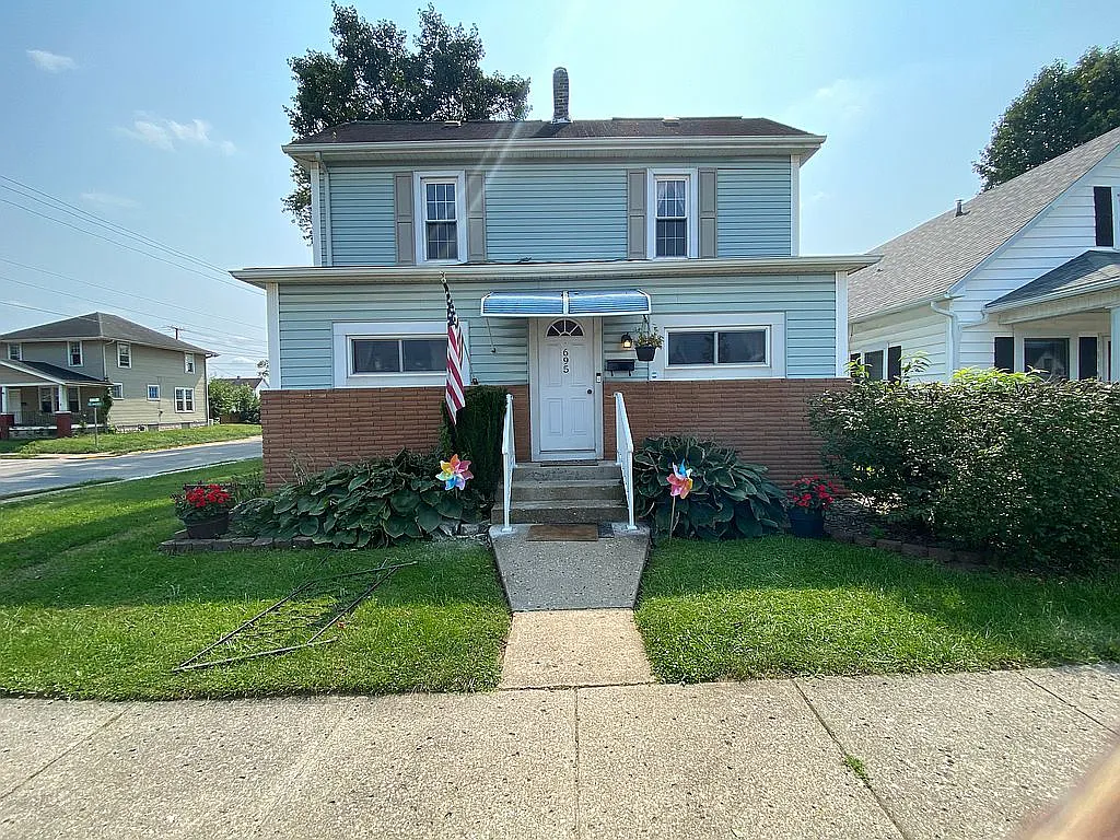 695 E Main St photo 1