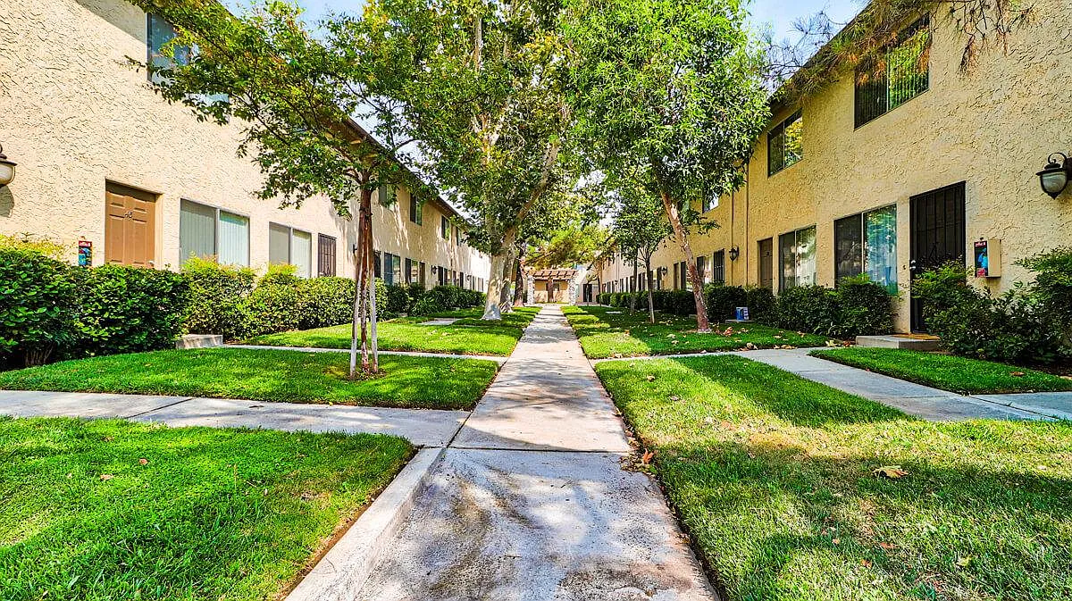 Sycamore Square — Photo 1