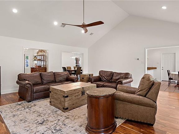 3rd image of 309 Evergreen Dr