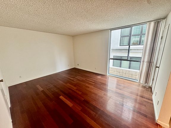 5th image of 1054 S Bedford St #1008