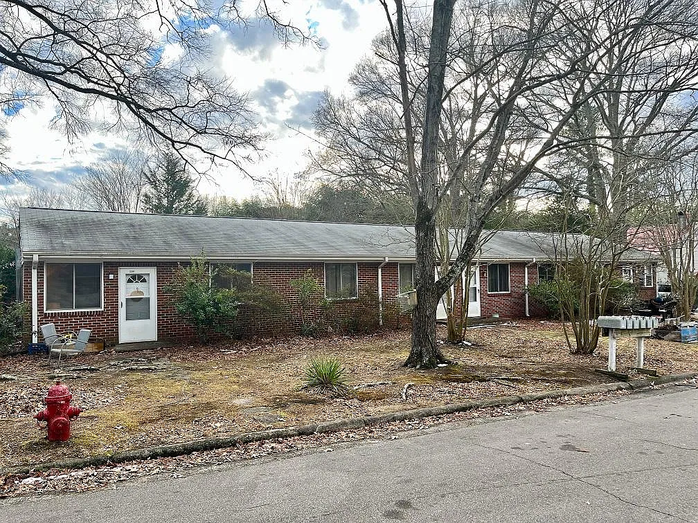 2 bed, $925 — Photo 1