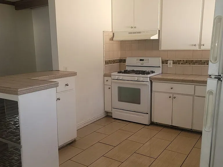 963 N Harvard Blvd — Photo 8