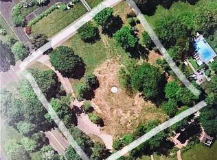 1 Beech Ln, Great Neck, NY 11024