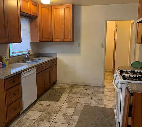 3rd image of 633 W Granada Ct