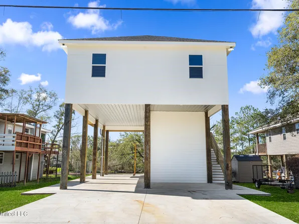 4079 Robin St, Bay Saint Louis, MS 39520