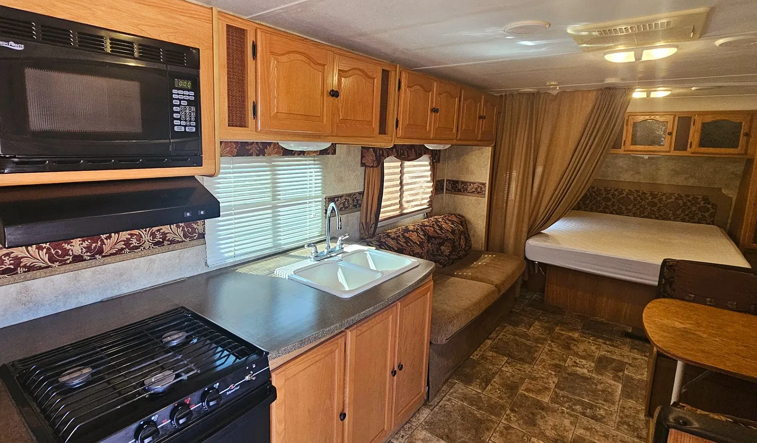 Studio, 300 sqft, $950 — Photo 1