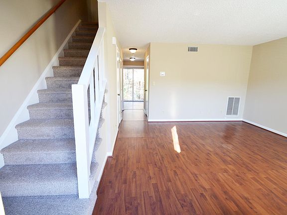 3rd image of 1117 Surry Ln