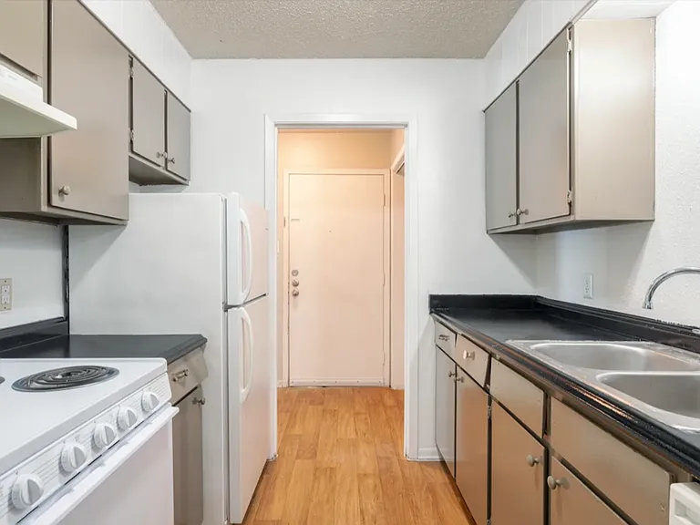 Sunset Grove Apartments — Photo 9