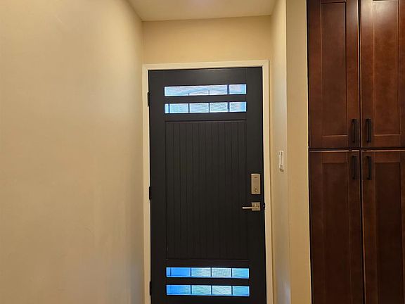 3rd image of 40146 Leslie St