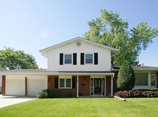 907 E Pratt Dr, Palatine, IL 60074