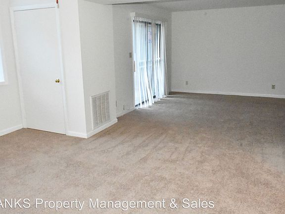 4th image of 200 Buckingham Ln APT 102