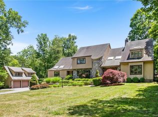 24 Schoolhouse Rd, Waccabuc, NY 10597