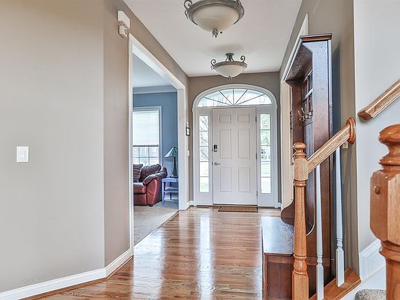 3rd image of 8180 Windsor Trl