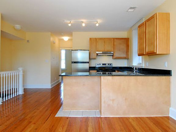 4th image of 1021-23 S Boyle Ave #1023