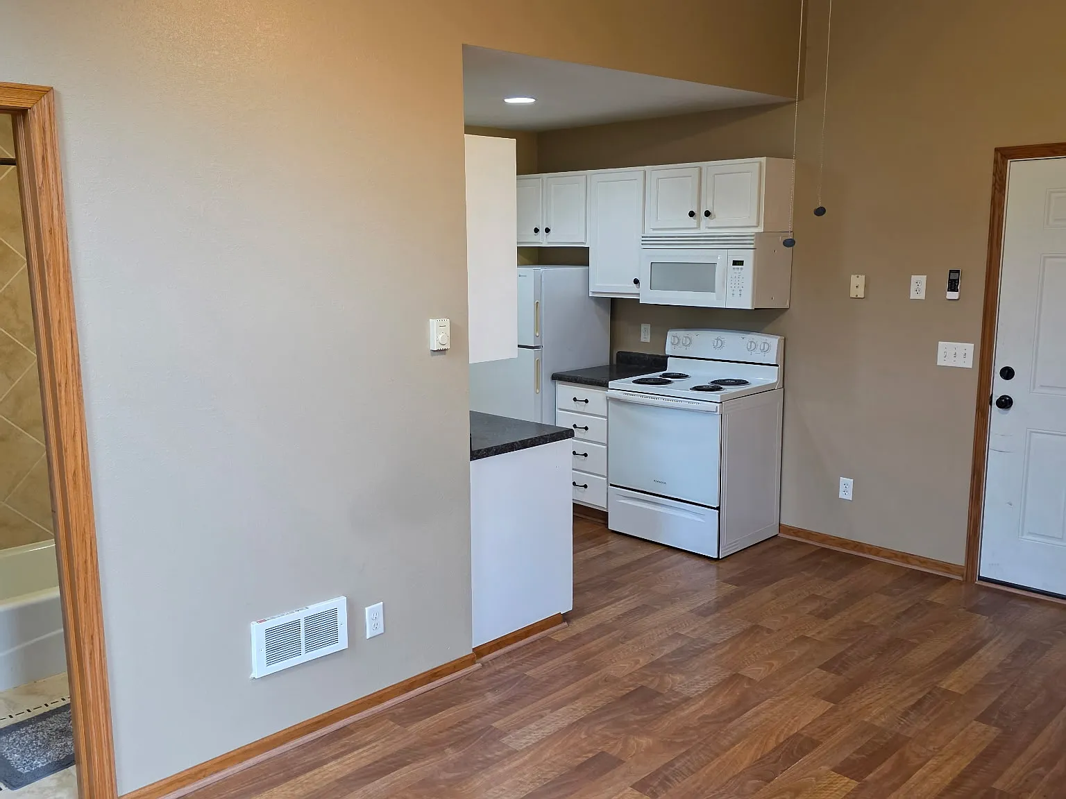 Studio, $750 — Photo 2