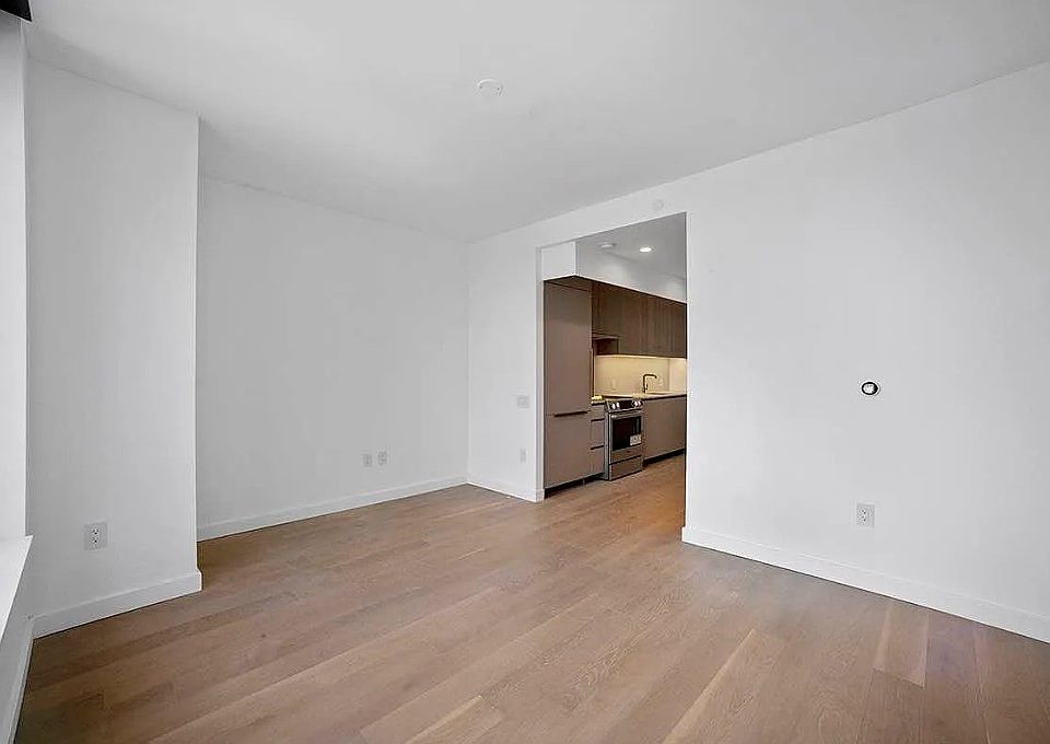 1st image of 3 Court Sq #4007