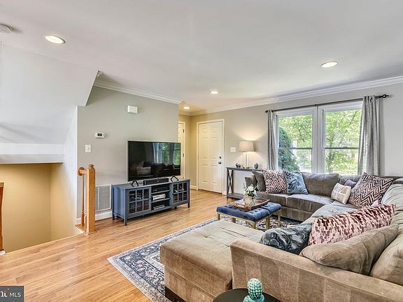 Sunny and SpaciousLiving Area