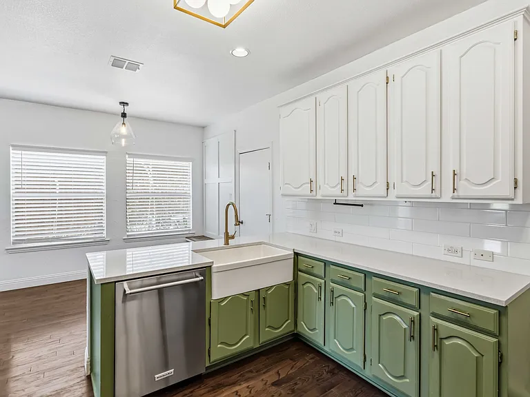 5918 Lafayette Dr — Photo 2