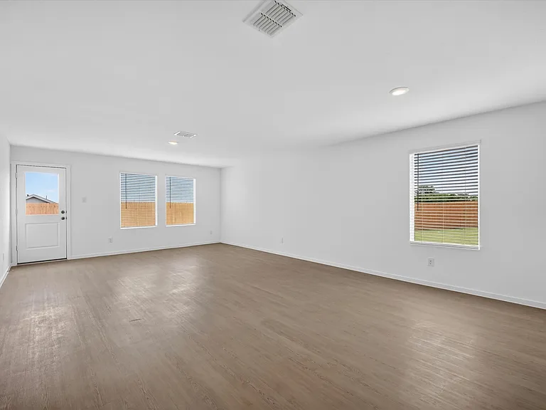 3703 Longleaf Dr — Photo 2