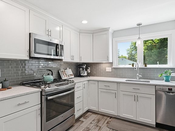 4th image of 15 Newport Dr