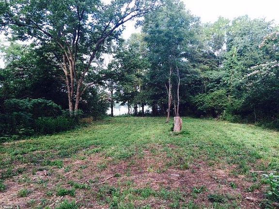 3rd image of 102 Dogwood Ln