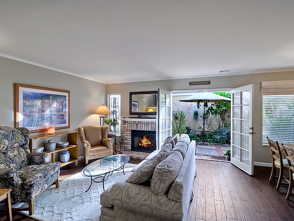 Living Room w/fireplace