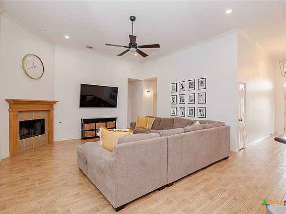 3rd image of 410 Auburn Hl
