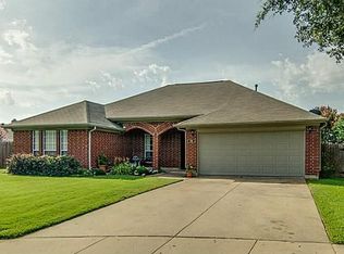 316 Park Forest Ct, Hurst, TX 76053