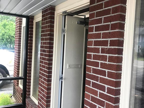 3rd image of 709 N Vine St
