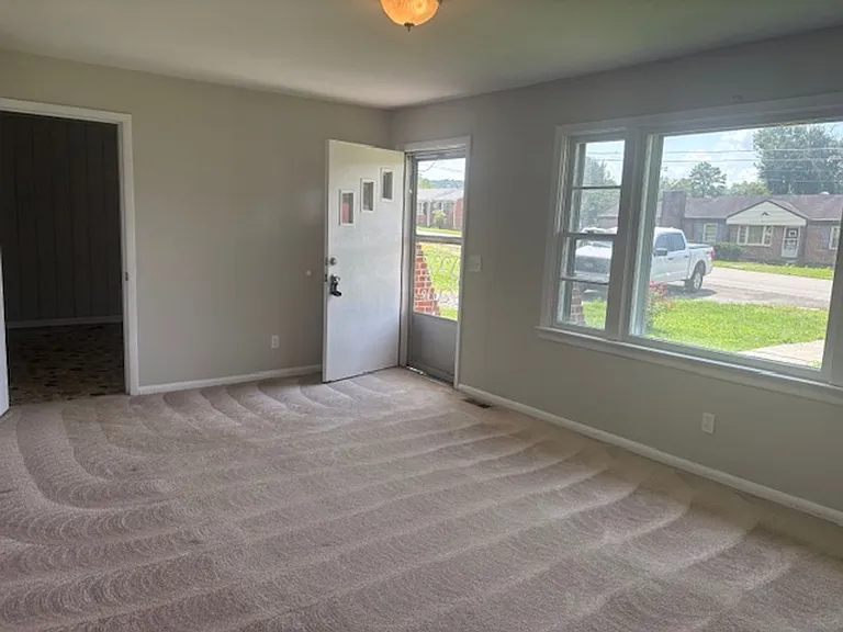 304 W Adams St — Photo 2