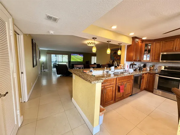 271 S Hollybrook Dr APT 205, Pembroke Pines, FL 33025