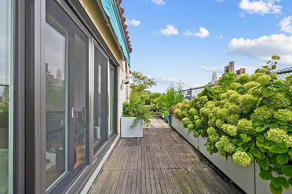 Rented by Sotheby's International Realty | media 16