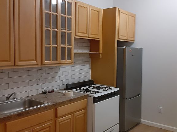 5th image of 257 Lexington Ave APT 1R
