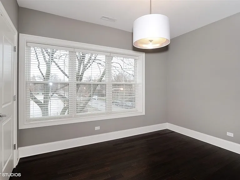 2305 W Waveland Ave — Photo 7